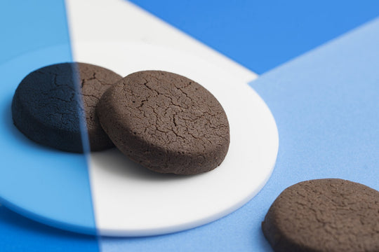 MAMANO announce a new craft chocolate cookie “Aka to Ao(Red and Blue)” .